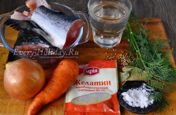 Hampir royal aspic dari kepala dan ekor salmon