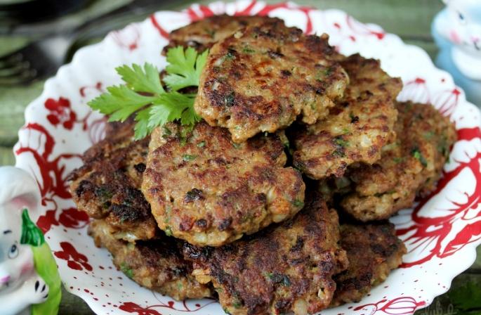 Potongan daging hati ayam - resep dengan semolina dan saus kefir