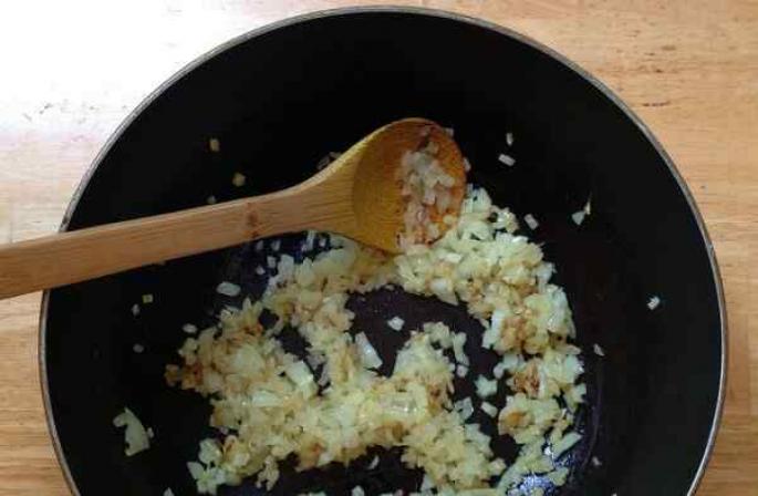Fotoğraflarla adım adım tarifle peynirli İtalyan pirinç topları nasıl yapılır Kızarmış pirinç topları