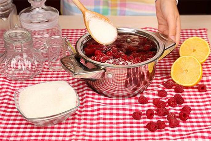 Πώς να φτιάξετε πηχτή μαρμελάδα βατόμουρο βήμα προς βήμα συνταγή με φωτογραφίες Πώς να μαγειρέψετε μαρμελάδα κίτρινο βατόμουρο