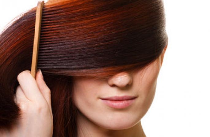एक महिला के सिर पर बालों के झड़ने का कारण बाल सक्रिय रूप से झड़ रहे हैं