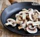 Deruny (crêpes) aux champignons dans une casserole